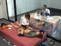 可愛い若妻がマジックミラー越しに夫を見ながら腰を振る熟女セックス動画